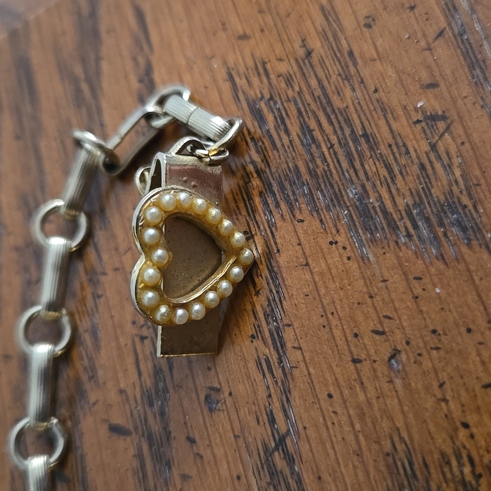 RARE! Vintage Coquette Sweater Clip Guard - Gold Heart Clip with Pearl Accents - Picture 4 of 5